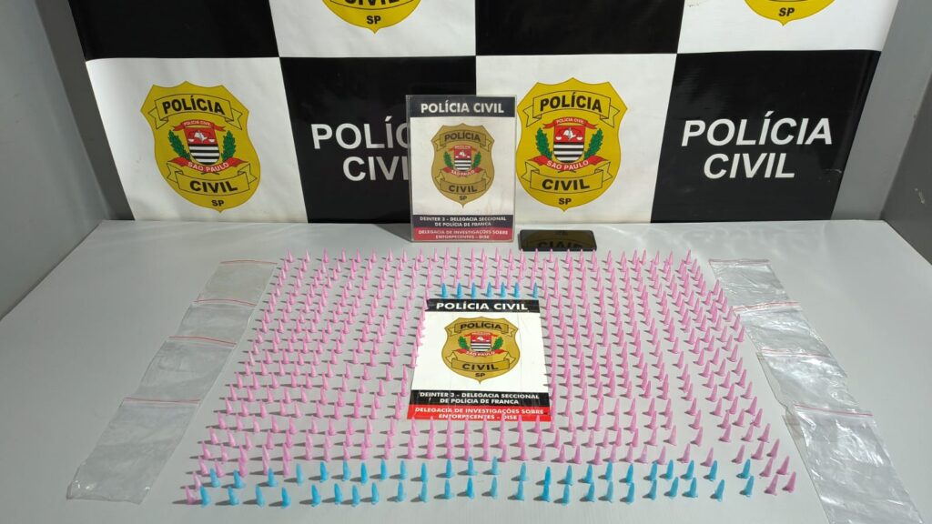 Mulher de 21 anos é presa com 535 pinos de cocaína avaliados em R$ 13 mil no City Petrópolis