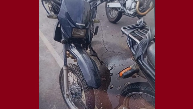 Motociclista embriagado bate em Corsa, é preso em flagrante, paga fiança e acaba liberado