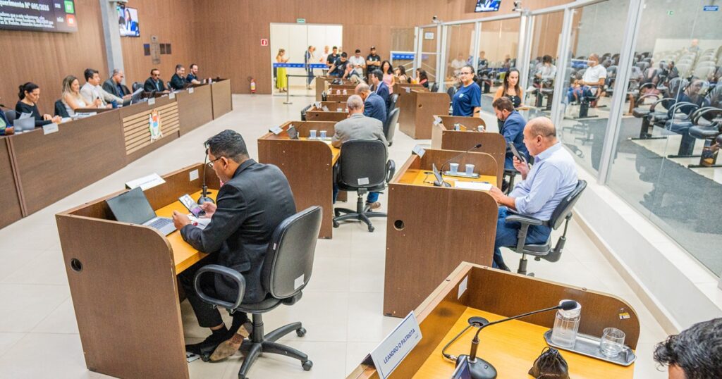 Câmara aprova prorrogação do Plano de Educação e regras para gestão de documentos