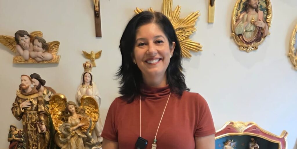 A talentosa Ana Claudia Querino, especialista em restauração e policromia com técnica histórica barroca, é quem dá vida ao quadro “Entre Cores e Histórias” no programa Família Verzola Recebe, um verdadeiro sucesso entre os nossos telespectadores. Em breve, ela estará conosco em uma entrevista muito especial, compartilhando experiências marcantes de sua enriquecedora viagem cultural pela Polônia e por diversos outros países, revelando histórias, conhecimentos e inspirações que prometem encantar o público.