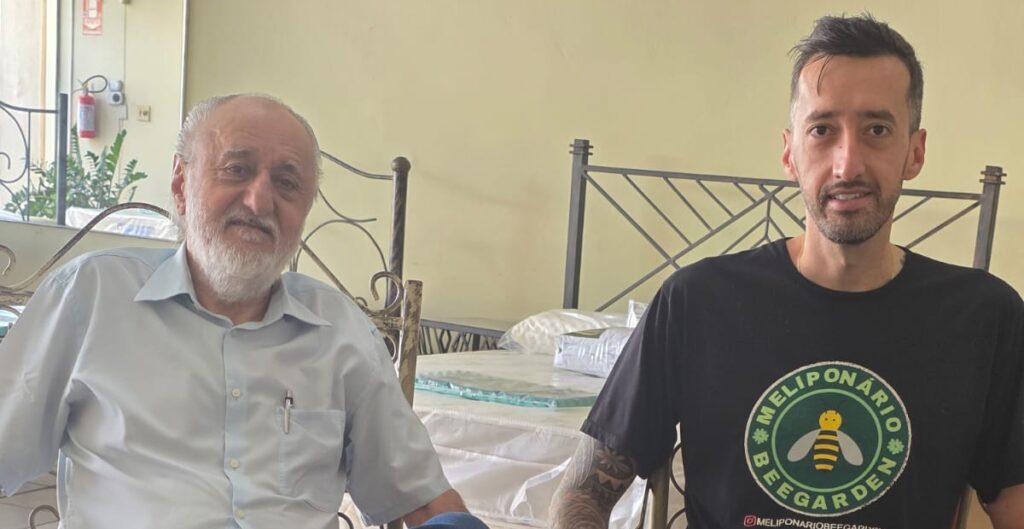 Antônio Eustáquio da Silva e seu filho, Fabrício, são daqueles empresários que conquistam a confiança das pessoas pela competência, honestidade e, acima de tudo, pela simpatia com que recebem cada cliente. À frente da Kenko Colchões Magnéticos, na Rua Voluntários da Franca, 491 na Estação, telefone 16-3723-6666, oferecem produtos modernos, inovadores e de alta qualidade, sempre priorizando o conforto, o bem-estar e a qualidade de vida. Sucesso a essa dupla que é sinônimo de credibilidade e atendimento de excelência em nossa cidade!