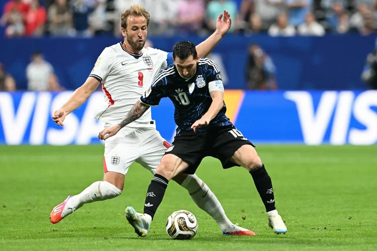Argentina vira nos acréscimos, elimina a Inglaterra e vai à final da Copa contra a Espanha
