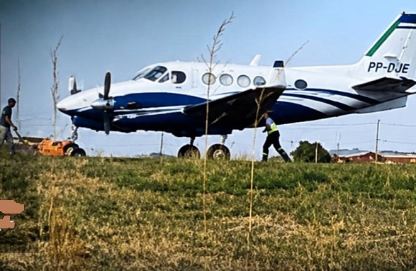 Avião particular faz pouso de barriga e fecha Aeroporto de Franca