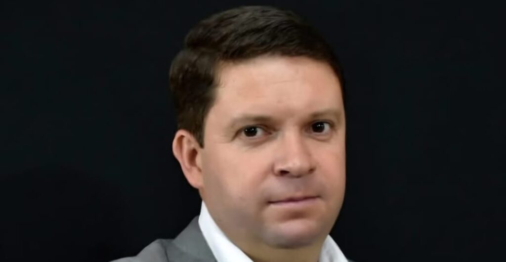 O vereador Carlinho Petrópolis vive um momento de grande reconhecimento em sua trajetória pública. Recentemente agraciado com o Título de Cidadão Francano pela Câmara Municipal de Franca, recebeu uma das mais importantes honrarias do município, reflexo de sua dedicação, compromisso e relevantes serviços prestados à população. Uma justa e merecida homenagem a quem, com trabalho, simplicidade e amor por Franca, vem deixando sua marca na história da cidade. Parabéns por esta conquista tão significativa!