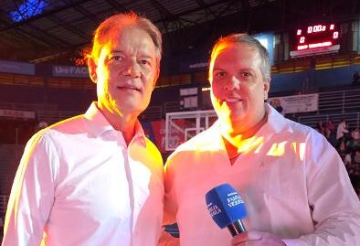 Marco Aurélio Pegolo dos Santos, o querido Chui, foi um dos grandes protagonistas da abertura oficial do 10.º Torneio Internacional de Basquete de Franca Carbono Neutro, realizada na última segunda-feira, em uma emocionante cerimônia no Ginásio Pedrocão. A belíssima festa reuniu atletas, familiares, autoridades e um grande público, que aplaudiu de pé um espetáculo marcado pela organização, integração e paixão pelo esporte. Agora, as disputas seguem ao longo desta semana, com partidas no Pedrocão, no Pestalozzi e no Amauri Destro, consolidando Franca, mais uma vez, como uma das grandes capitais do basquete brasileiro. Parabéns ao Chuí e a toda a equipe pela realização de um evento memorável! Nossa equipe esteve presente e gravou reportagem bem especial que será exibido em breve no programa Família Verzola Recebe.