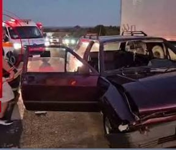 Um morto e três idosos feridos após carro colidir contra a traseira de caminhão na Ronan Rocha