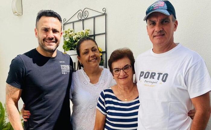 Hoje é dia de celebrar o aniversário da queridíssima Dalva Bernardes, a inesquecível Tia Dalvinha, professora que marcou gerações com sua competência, dedicação e carinho, conquistando o respeito e a admiração de toda a comunidade. Nesta data especial, recebe o abraço carinhoso de seus filhos Carlos Eduardo, Raquel e Ricardo, das noras, das netas Helena, Antonela, Maria Eduarda e Maria Eleonora, além de inúmeros amigos que lhe desejam muita saúde, paz, felicidade e muitas bênçãos. Parabéns e muitas felicidades!