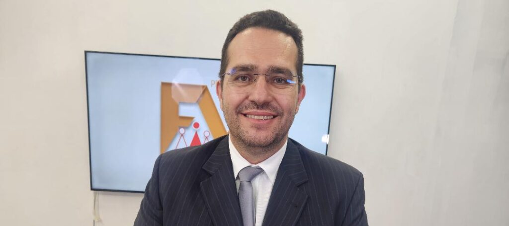 Dr. Denílson Carvalho é, sem dúvida, um dos advogados mais requisitados e respeitados de nossa cidade. Reconhecido por sua competência, ética e dedicação à advocacia, construiu uma trajetória marcada pela excelência profissional e pelo compromisso com a Justiça. Como vice-presidente da OAB Franca, desempenha um trabalho sério e incansável em defesa da classe jurídica, contribuindo para o fortalecimento da advocacia e para o desenvolvimento institucional da entidade. Um profissional que honra a profissão e merece todo o nosso reconhecimento e admiração.