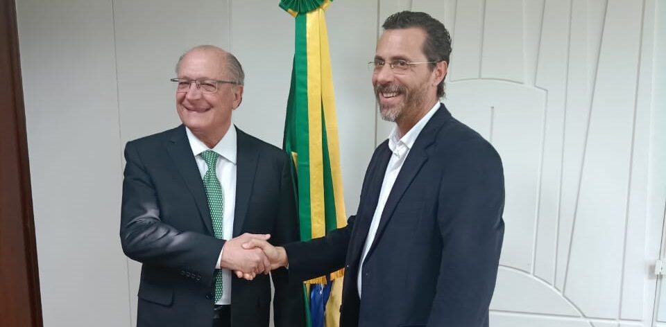 Prestígio e importantes apoios marcam a caminhada de Dr. Marcos Ferreira rumo à Assembleia Legislativa. Durante a Convenção do PSB, o pré-candidato a deputado estadual esteve ao lado do vice-presidente da República, Geraldo Alckmin, que reafirmou seu apoio à sua candidatura. O encontro reforça a credibilidade, a seriedade e o reconhecimento conquistados por Dr. Marcos Ferreira, que segue determinado a representar a região com trabalho, diálogo e compromisso com o desenvolvimento do Estado de São Paulo.