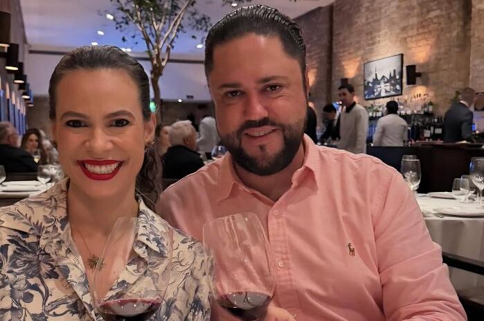 O querido advogado criminalista, Dr. Rafael Spirlandeli e sua esposa, Juliana, formam um daqueles casais que transmitem cumplicidade, carinho e admiração mútua. Companheira de todos os momentos, Juliana divide com Rafael não apenas a caminhada da vida, mas também as conquistas, os desafios e as mais belas alegrias. O registro retrata um instante de puro afeto, celebrando o privilégio de viver e eternizar momentos especiais a dois. Que essa sintonia continue sendo a marca dessa bonita história de amor.