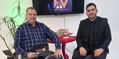 O Programa Família Verzola Recebe tem a honra de apresentar, na edição de hoje, uma entrevista especial com o renomado advogado Dr. Thiago Mazarão, profissional de reconhecida competência, sólida trajetória e grande prestígio no meio jurídico. Em um bate-papo enriquecedor, ele compartilha valiosos conhecimentos, importantes reflexões e insights que fazem a diferença para toda a sociedade. Não perca! Hoje, às 19h30, pelo Canal 3 da Net/Claro e, posteriormente, em nosso canal no YouTube e em nossas redes sociais. Um conteúdo de alto nível com uma das grandes referências da advocacia.