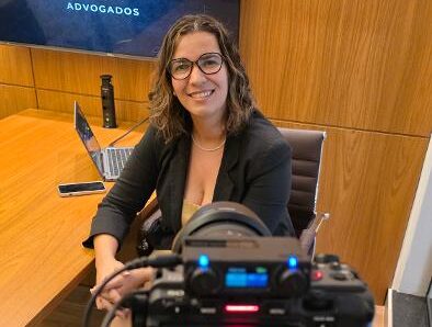 Dra. Danielle Dias Moreira é um dos grandes nomes do Direito Imobiliário em Franca. Integrante da renomada equipe do DMC Advogados, destaca-se pela competência, seriedade e excelência com que conduz sua atuação profissional, sendo referência em sua área. Em breve, a Dra. Danielle estará ao lado da equipe do DMC Advogados no Programa Família Verzola Recebe, em uma entrevista exclusiva, levando informações relevantes e orientações de grande utilidade aos nossos telespectadores.