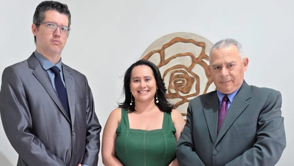 Referência quando o assunto é advocacia previdenciária, a Dra. Lais Reis Araújo Nazaré, ao lado de seu marido, Dr. Leonardo, e de seu pai, Dr. Carlos, forma uma família que se destaca pela competência, ética e dedicação ao Direito. Em breve, esse trio de grandes profissionais estará no Programa Família Verzola Recebe, em uma entrevista exclusiva, repleta de informações e orientações importantes ao público. Uma reportagem especial que promete muito conteúdo de qualidade. Fique ligado!