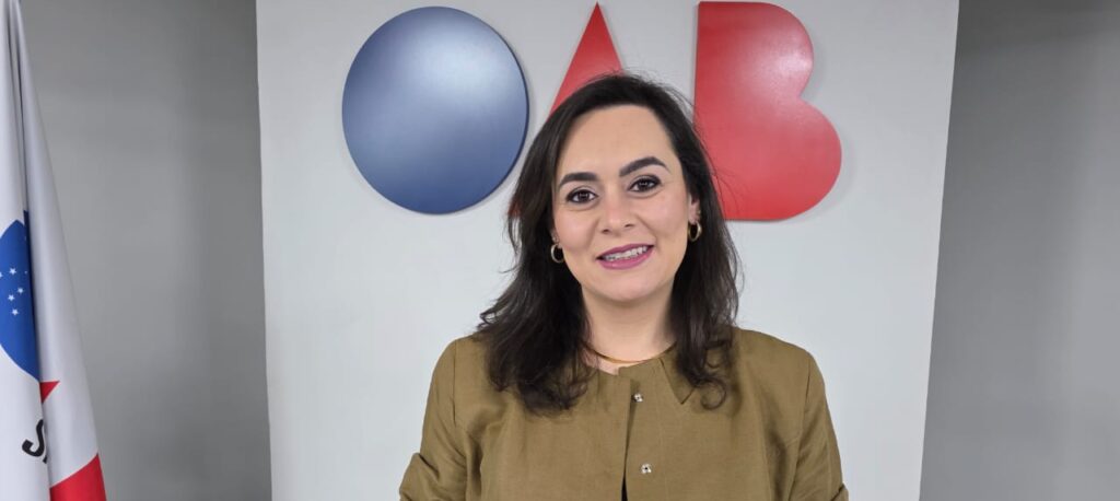 Referência na advocacia familiarista, Dra. Luiza Gouvea construiu uma trajetória marcada pela competência técnica, sensibilidade no atendimento às famílias e absoluto compromisso com a ética. À frente da presidência da OAB Franca, exerce uma liderança moderna, firme e respeitada, trabalhando incansavelmente pelo fortalecimento da advocacia e pela valorização da classe. Seu profissionalismo, equilíbrio e dedicação fazem dela uma das mais admiradas personalidades do meio jurídico francano, inspirando colegas e reafirmando, diariamente, a nobre missão de promover a Justiça.