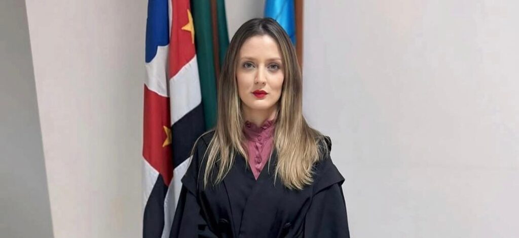 Em breve, o Família Verzola Recebe terá a honra de receber a renomada Dra. Gabriela Valim, especialista em Direito Criminal, Processo Penal e Execução Penal. Nesta quinta-feira, ela gravará uma entrevista especial, compartilhando sua sólida trajetória na advocacia e debatendo importantes temas de sua área de atuação, levando informação de qualidade e relevantes esclarecimentos ao público. Fique ligado! Em breve, mais um conteúdo de alto nível estará disponível no Família Verzola Recebe.