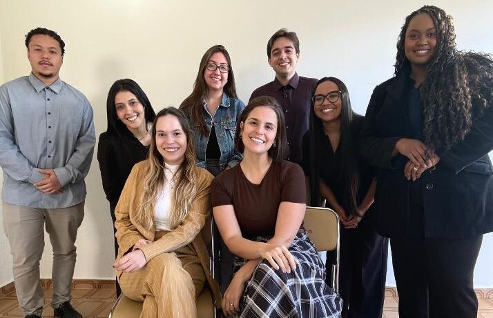 Excelência, competência e dedicação definem a equipe do escritório Furlan & Souza Advocacia, referência pelo atendimento humanizado e pela atuação estratégica nas áreas Cível, Família e Previdenciária, oferecendo soluções jurídicas seguras, personalizadas e eficientes para cada cliente. À frente deste trabalho de destaque estão as renomadas profissionais Dra. Lívia Furlan e Dra. Vanessa Souza, ao lado de uma equipe altamente qualificada formada por Gabriel Evangelista, Júlia Zanim, Maria Luiza Rangon, Pedro Augusto Agege, Gleicekely Reis e Tuani Feliciano. Um time que une conhecimento, comprometimento e paixão pelo Direito, sempre buscando a melhor solução para defender os interesses de seus clientes com ética, responsabilidade e excelência.