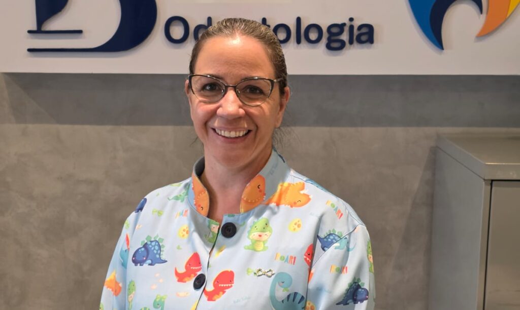 Competência, dedicação e um atendimento pautado pela excelência fazem da Dra. Maylla Bianchini um dos grandes destaques da odontologia. Respeitada e muito requisitada, ela conquista a confiança de seus pacientes com profissionalismo, conhecimento e um cuidado verdadeiramente humanizado. No programa Família Verzola Recebe, a Dra. Maylla é a estrela do quadro Momento do Sorriso, levando aos nossos telespectadores dicas inteligentes, orientações valiosas e informações que promovem mais saúde, bem-estar e qualidade de vida. Um talento que faz a diferença dentro e fora dos consultórios.