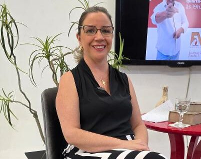 Dra. Maylla Bianchini é uma das profissionais mais destacadas da área odontológica de nossa cidade, à frente do Instituto Odontológico Bianchini, onde lidera uma equipe altamente qualificada e preparada para oferecer um atendimento de excelência aos pacientes. Nesta semana, tivemos o prazer de receber a Dra. Maylla para uma entrevista especial no programa Família Verzola Recebe, que estará no ar em breve em nossa programação. Além disso, ela também participa do quadro “Minuto do Sorriso”, trazendo informações e dicas valiosas sobre saúde bucal e os cuidados essenciais com o sorriso.