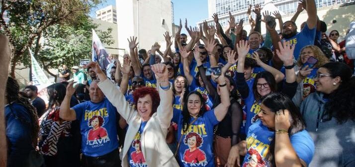 A empresária e líder regional Flávia Lancha teve sua candidatura a deputada estadual oficializada neste domingo (26), durante a Convenção Estadual do PSD, realizada na capital paulista. O importante momento consolida uma trajetória marcada pelo diálogo, dedicação e compromisso com as demandas da população de Franca e de toda a região. Acompanhada por uma expressiva caravana de apoiadores, Flávia celebrou mais um passo em sua caminhada política, reforçando seu propósito de representar a região na Assembleia Legislativa com trabalho, proximidade e determinação. Desejamos sucesso nesta nova etapa e que sua trajetória seja pautada por grandes conquistas em benefício da população.
