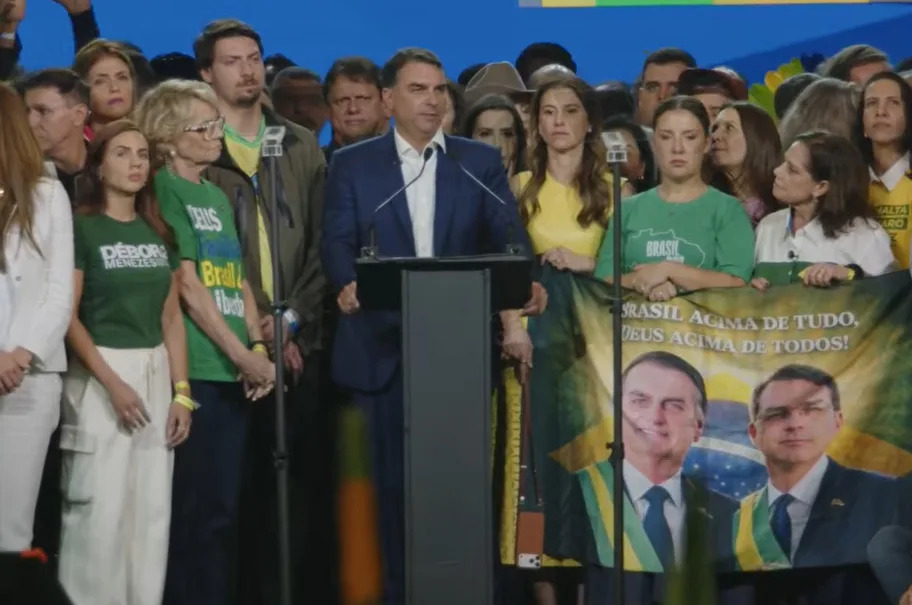Flávio Bolsonaro lança candidatura à presidência em evento com a mãe, mas sem irmãos e o pai