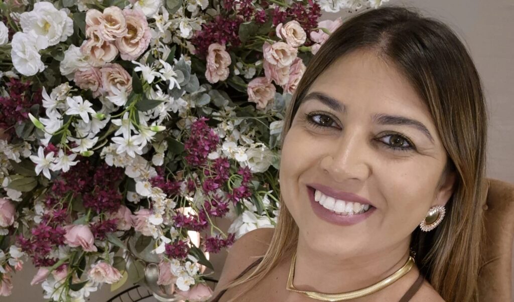 Alegria destacar em nossa página de hoje a muito competente Gisele Medeiros, ela que é Assistente Comercial do Hospital São Joaquim, onde desempenha um papel essencial no apoio às atividades administrativas e comerciais da instituição. Com organização, atenção aos detalhes e bom relacionamento interpessoal, Gisele contribui para a eficiência dos processos, o atendimento qualificado aos parceiros e o fortalecimento da imagem do hospital, colaborando diretamente para o bom funcionamento e a sustentabilidade dos serviços prestados.