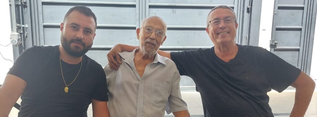 Alguns nomes atravessam gerações carregando consigo valores, respeito e um legado que inspira. Assim é a admirável Geração dos “Ibirá’s”. Do saudoso Ibirá de Carvalho, padrinho deste colunista e homem de caráter marcante, amizade sincera e exemplo de dignidade, nasceu uma história de honra que teve continuidade com Ibirá de Carvalho Júnior e segue firme com Ibirá de Carvalho Neto, preservando o nome da família com competência, seriedade e os mesmos princípios que sempre a distinguiram. Mais do que uma sucessão de nomes, a Geração dos Ibirá’s representa a força da tradição, o respeito às raízes e a construção de um legado que merece ser reconhecido e celebrado. Uma família que honra seu passado, valoriza o presente e inspira o futuro.