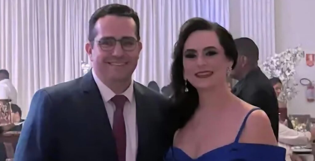 A advocacia francana já vive a expectativa para um dos eventos mais tradicionais e prestigiados do calendário social. Neste sábado, 1º de agosto, a partir das 22h, a OAB Franca realiza o Baile da Advocacia 2026, no Espaço Cedro, reunindo advogados, autoridades e convidados em uma noite de confraternização, elegância e celebração. Com atrações musicais, open food e open bar premium, o evento promete momentos inesquecíveis. A presidente da OAB Franca, Dra. Luiza Gouvêa, e o vice-presidente, Dr. Denílson Carvalho, convidam toda a comunidade jurídica e demais pessoas para participar desta grande festa. Ainda há tempo de reservar sua mesa. Informações e reservas pelo telefone (16) 99713-2366.