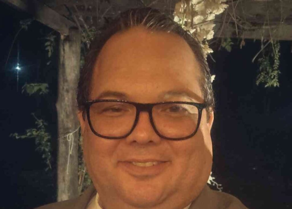 Marcos César Pimenta é sinônimo de competência, credibilidade e excelência na área contábil de Franca. À frente da Cruzeiro Contabilidade, construiu uma trajetória marcada pela seriedade, ética e atendimento de alto nível, conquistando o respeito e a confiança de clientes e amigos. Agora, em seu novíssimo endereço na Avenida Brasil, 2435, segue escrevendo uma história de sucesso e reafirmando seu nome como uma das maiores referências da contabilidade em nossa cidade.