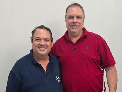 Marcos César Pimenta é um dos contabilistas mais respeitados e renomados de Franca. À frente da tradicional Cruzeiro Contabilidade, conduz uma empresa marcada pela seriedade, competência e credibilidade. Nesta semana, tive a satisfação de visitar o amigo Marcos, e conhecer um pouco mais da história da empresa, que está passando por uma ampla reforma em sua sede principal na Rua José de Alencar, na Estação. Enquanto isso, o atendimento acontece provisoriamente na Av. Brasil, 2435, na Modelo Contabilidade, que em breve integrará a estrutura da Cruzeiro. Logo logo, mostraremos uma reportagem especial sobre essa nova fase da empresa no programa Família Verzola Recebe.