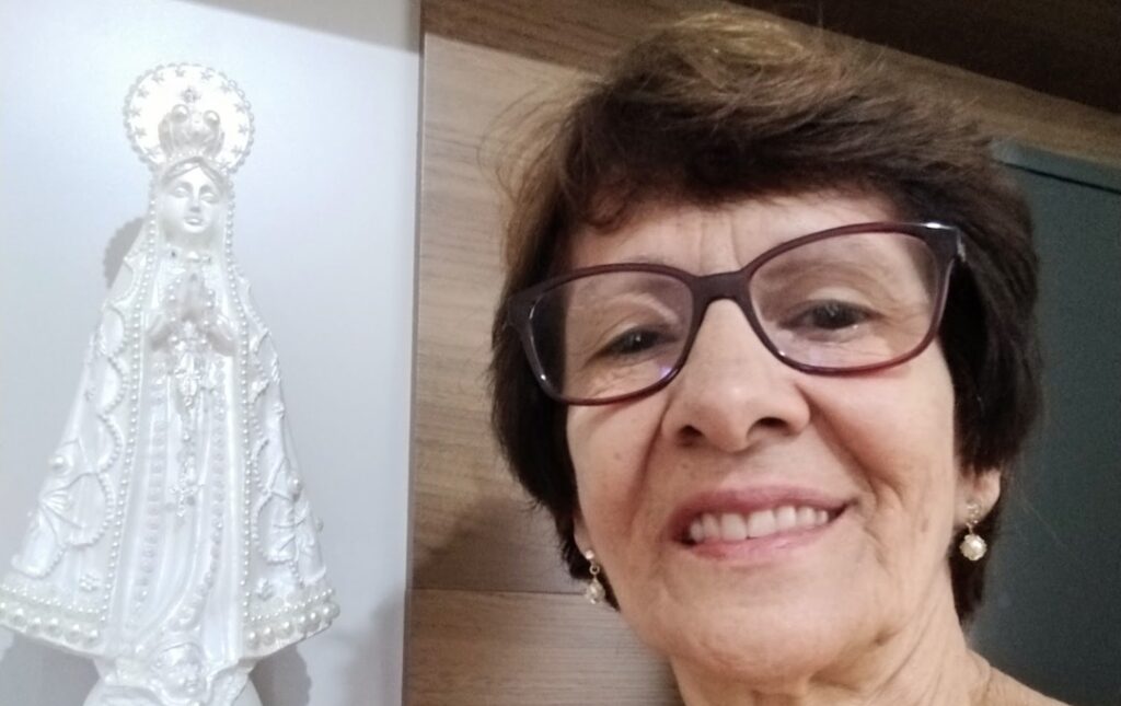 Há pessoas que iluminam a vida de todos ao seu redor, e Maria Conceição Cintra é, sem dúvida, uma delas. Dona de um coração generoso e de uma fé inabalável em Deus, ela inspira pela bondade, pela serenidade e pela forma sincera com que cultiva as amizades. Amiga de longos anos da família Verzola, Maria Conceição ocupa um lugar muito especial em nossos corações. Seu carinho, sua lealdade e seus valores fazem dela uma presença sempre querida e admirada. Destacá-la em nossa Coluna é motivo de grande alegria e uma justa homenagem a uma mulher que espalha amor, esperança e bons exemplos por onde passa. Nossa admiração e nosso afeto por você são imensos, querida Maria Conceição!