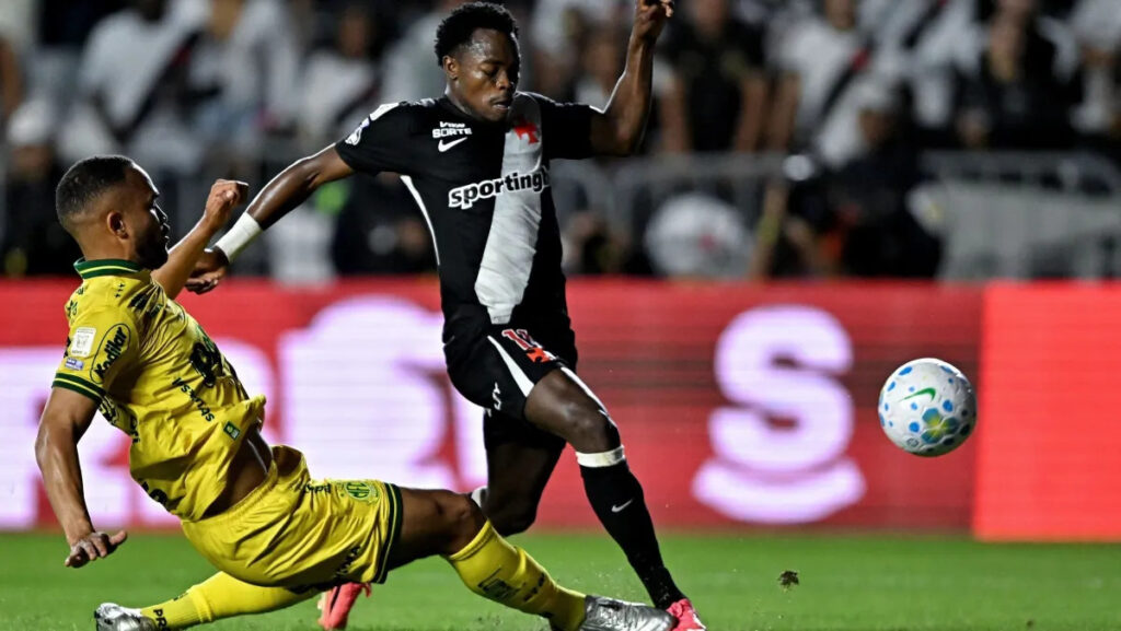 Brasileirão: com golaço, Vasco busca empate com Mirassol, mas segue no Z4; Santos empata com a Chapecoense na Vila e Athletico vence Internacional