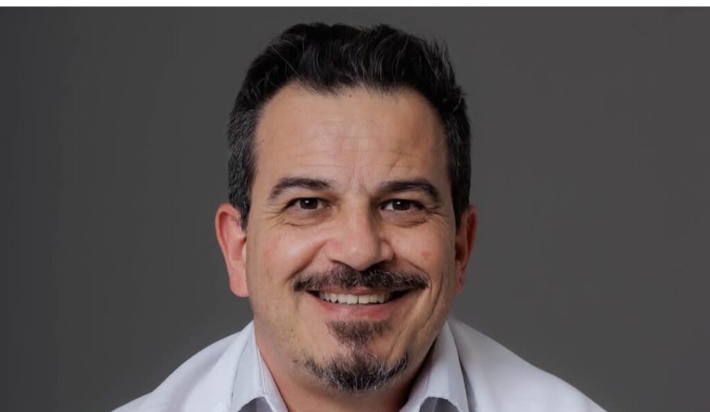 O Diretor Regnon Molina é um exemplo de liderança, dedicação e compromisso com a educação. À frente do Colégio Mundo do Saber, conduz seu trabalho com competência, sensibilidade e respeito, conquistando diariamente a admiração e o carinho de alunos, colaboradores e de toda a comunidade escolar. Sua forma humana de liderar inspira confiança, fortalece valores e faz da escola um ambiente acolhedor, onde o aprendizado e o desenvolvimento caminham lado a lado. Seu legado é marcado pela excelência e pelo impacto positivo que deixa na vida de todos que têm o privilégio de conviver com ele.