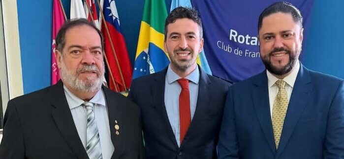 Em uma noite marcada pelo espírito de liderança, companheirismo e compromisso com a comunidade, o Rotary Club de Franca realizou, no último dia 13 de julho, a sessão solene de posse de sua nova diretoria. Carlos César Rodrigues Silva assumiu a presidência para a gestão 2026/2027, tendo como vice-presidente o advogado Dr. Rafael Spirlandeli, que já presidiu a entidade na gestão 2021/2022. A solenidade contou ainda com as presenças do presidente da Câmara Municipal de Franca, Fransérgio Garcia, do vereador Daniel Bassi e do advogado e rotariano Dr. Bruno Oliveira. Em outro registro, destacamos o advogado Dr. Rui Engracia, o vereador Daniel Bassi e o vice-presidente Dr. Rafael Spirlandeli, importantes nomes que prestigiaram este significativo momento para o rotarismo francano.