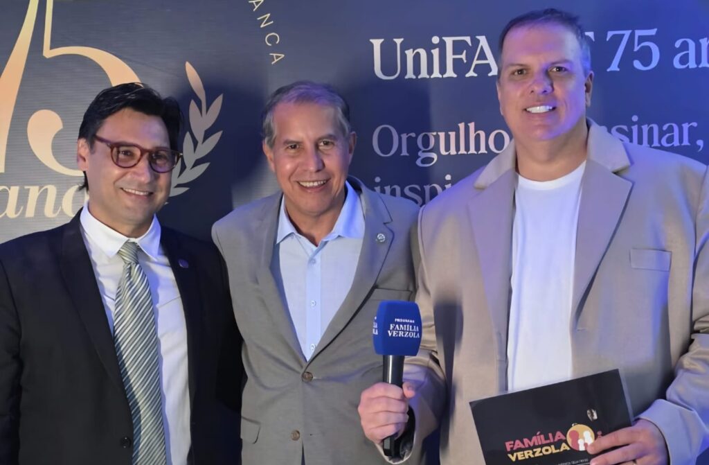 Encontros que enaltecem a história e o prestígio de nossa cidade. Durante as memoráveis celebrações dos 75 anos do Centro Universitário Uni-Facef, este colunista teve a satisfação de registrar um momento especial ao lado do magnífico Reitor, Dr. José Alfredo de Pádua Guerra, e do vereador Marcelo Tidy, figura sempre presente e atuante nos grandes acontecimentos de Franca. Uma ocasião marcada pela celebração da educação, da tradição e do compromisso com o desenvolvimento de nossa comunidade. Afinal, grandes momentos e grandes personalidades merecem, sempre, um registro à altura.