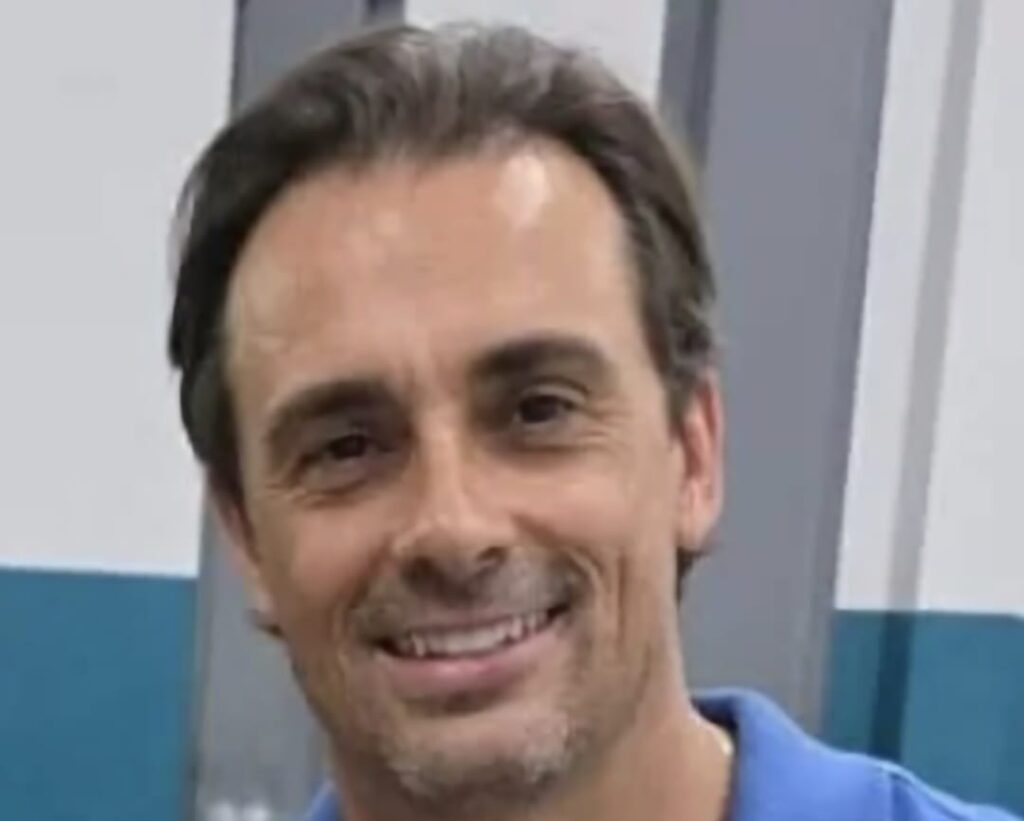 – Wagner Silva de Oliveira Marques, o popularíssimo Waguinho, é o proprietário da Arena W 10, considerada a mais moderna quadra de esportes da cidade. Referência em futebol society, o espaço oferece estrutura de qualidade, conforto e um ambiente ideal para a prática esportiva, além de momentos de lazer entre amigos. A Arena W 10 também dispõe de um amplo espaço para a realização de aniversários, confraternizações e diversos outros eventos. Empreendedor de destaque, Waguinho também está à frente da Mecânica MSSE, que já figura entre as mais procuradas da cidade, conquistando a confiança dos clientes pela excelência dos serviços prestados e pelo compromisso com a qualidade.
