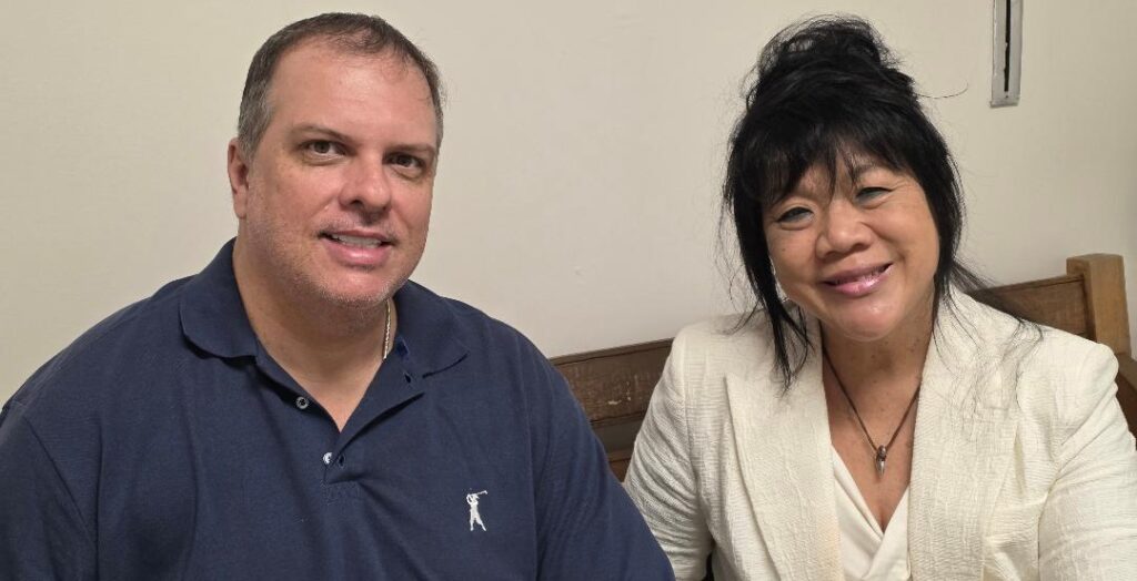 Nesta semana, o Programa Família Verzola Recebe tem a honra de receber a renomada médica acupunturista Dra. Huang Wei Ling, referência em sua área e reconhecida pelo atendimento humanizado e pelo vasto conhecimento da medicina integrativa. Durante a entrevista, ela esclarece as principais dúvidas dos telespectadores sobre a acupuntura, seus benefícios e a importância desse tratamento para a promoção da saúde e da qualidade de vida. Vale a pena conferir este bate-papo especial em nosso Canal 3 da Net/Claro, no nosso canal do YouTube e também em nossas redes sociais.