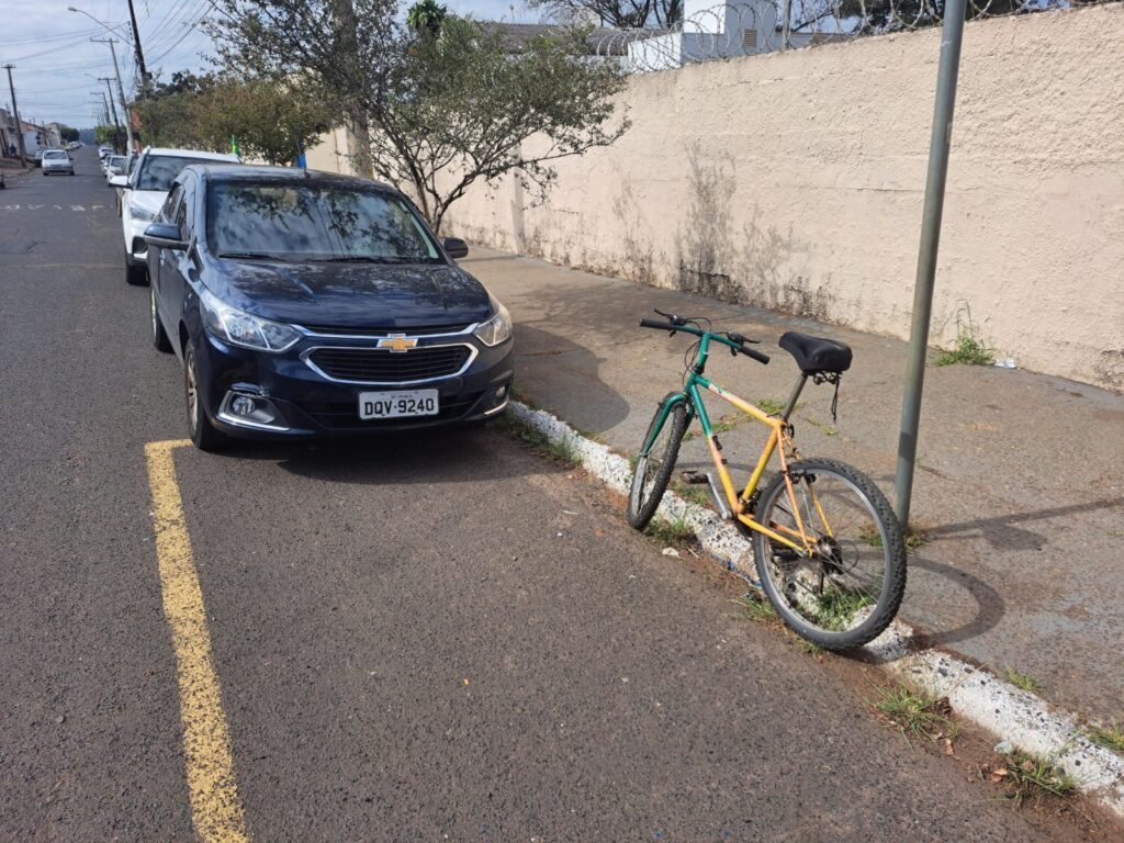 Homem bate bicicleta em carro parado e acaba preso por dever pensão alimentícia em Franca