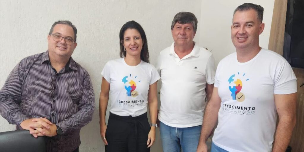 A equipe da Cruzeiro Contabilidade é formada por profissionais qualificados, comprometidos e sempre atentos às constantes mudanças da legislação. Com experiência e dedicação, o time atua de forma integrada para oferecer soluções contábeis seguras, estratégicas e personalizadas para cada cliente. Mais do que números, a equipe da Cruzeiro Contabilidade valoriza o relacionamento, a transparência e a confiança, trabalhando com organização e responsabilidade para apoiar o crescimento e a saúde financeira das empresas atendidas. A foto destaca os diretores da empresa, Marcos Pimenta, Roberta Canavez, Sergio Canavez e Juliano Pimenta.
