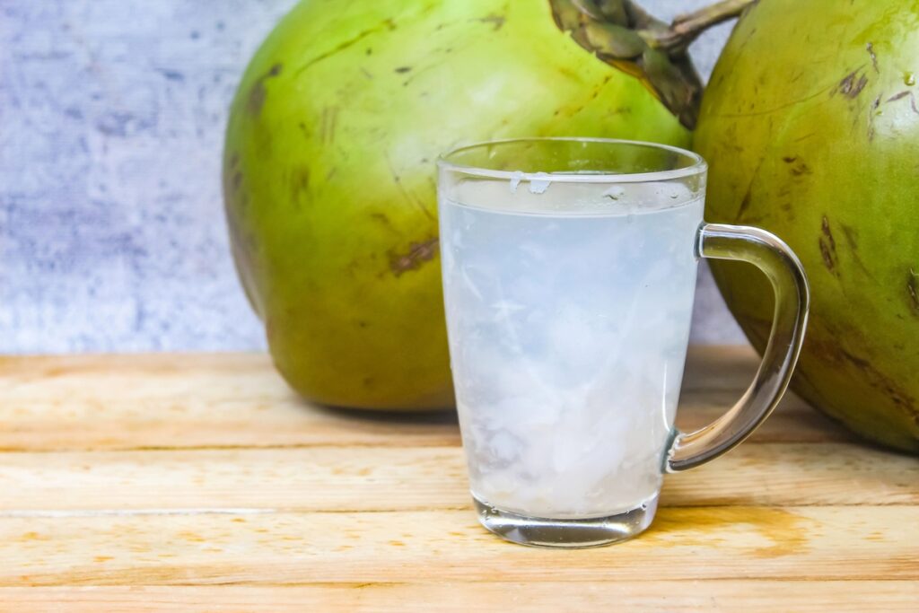 Água de coco ganha espaço no consumo saudável no Brasil Água de coco ganha espaço no consumo saudável no Brasil