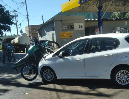 Moto vai parar em cima de carro após grave acidente em Cristais Paulista