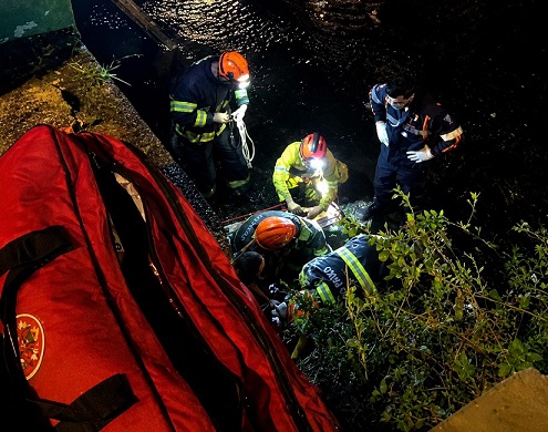 Moto rompe estrutura, cai no Córrego do Cubatão e deixa a motociclista em estado grave