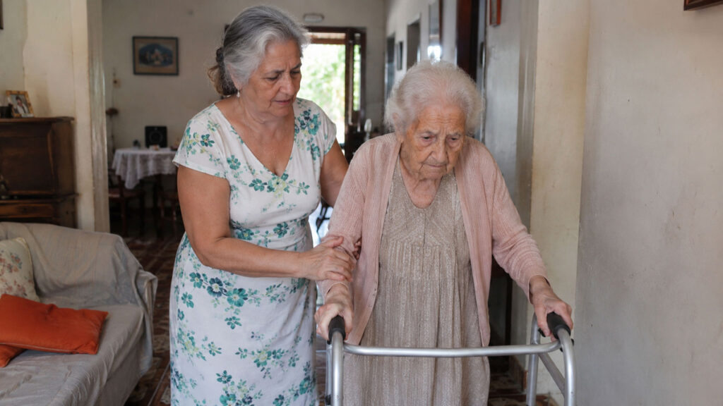 Filhos idosos enfrentam desafios ao cuidar de pais superidos