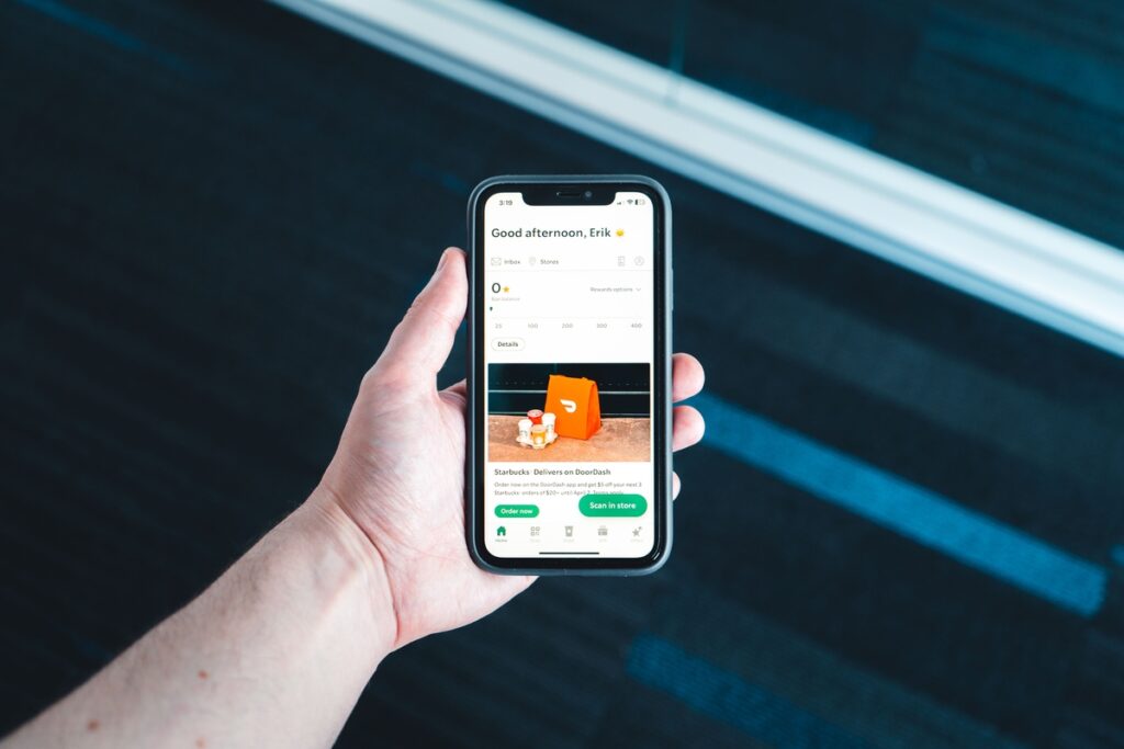 Compras pelas redes sociais avançam no mercado brasileiro Compras pelas redes sociais avançam no mercado brasileiro