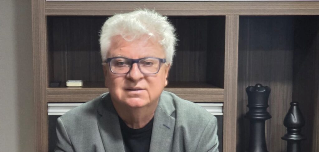 Consultor empresarial independente, especialista em gestão e finanças, Adilson José Delmastre é um profissional altamente capacitado, requisitado e reconhecido pela excelência do trabalho que realiza. Há muitos anos, oferece aos seus clientes um serviço de qualidade, pautado em conhecimento, seriedade e, acima de tudo, confiança. Tenho por Adilson um carinho especial e uma amizade construída ao longo de muitos anos. Por isso, destacá-lo hoje em minha Coluna é, para mim, uma grande alegria e uma justa homenagem a um profissional que merece todo reconhecimento e aplauso!