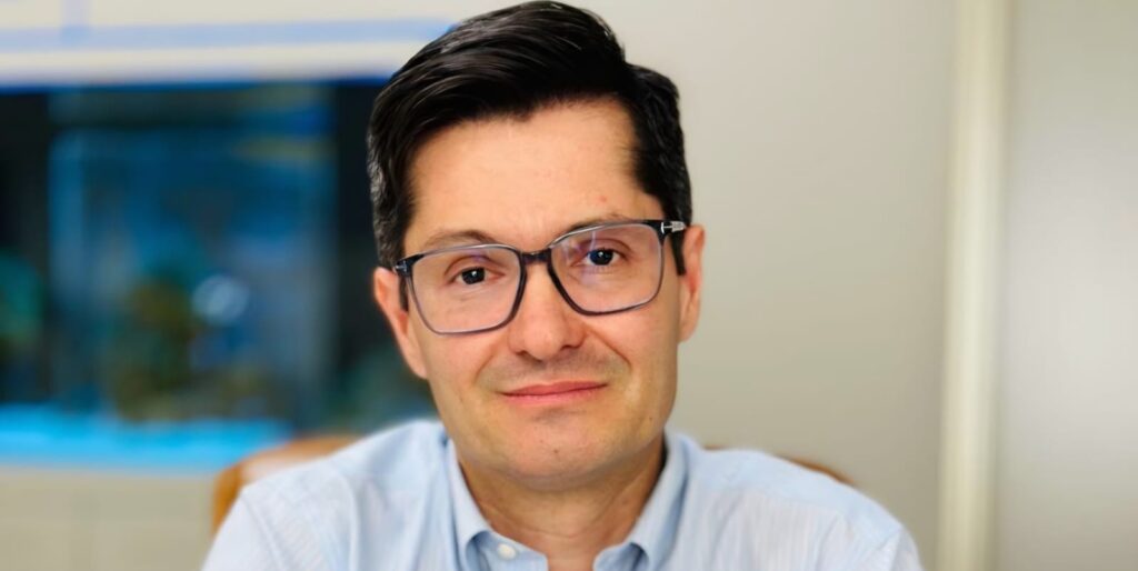 O renomado neurologista Dr. Alexandre Martori, especialista em Medicina do Sono, é um dos grandes nomes da área médica em Franca e toda a região. Reconhecido pela excelência no atendimento, competência técnica e constante atualização científica, conquistou o respeito de pacientes e colegas de profissão. Seu trabalho, pautado pela dedicação e pelo compromisso com a qualidade de vida, faz do Dr. Alexandre Martori uma verdadeira referência quando o assunto é neurologia e distúrbios do sono.