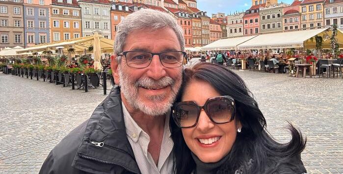 A conceituada artista Ana Claudia Querino, grande especialista em restauração e policromia com técnica histórica barroca, viveu uma enriquecedora viagem cultural pela Polônia e outros países europeus, ao lado do marido, Gera, seu companheiro de todos os momentos. No programa Família Verzola Recebe, ela abrilhanta o quadro “Entre Cores e Histórias”, compartilhando as experiências, descobertas e curiosidades dessa inesquecível jornada pelo patrimônio artístico e cultural europeu. Uma artista admirável, de talento, sensibilidade e conhecimento, que honra a arte e a preservação da história por onde passa.