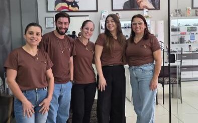 Na tradicional loja da Bella Ótica, localizada na Rua General Osório, 1.440, no antigo prédio da AEC Centro, o atendimento ganha um toque ainda mais especial graças à competente equipe de trabalho, comandada pela proprietária Flávia Bastianini e composta por Camila Bastianini, Michael, Lúcia e Letícia. Sempre atenciosa, dedicada e comprometida em oferecer o melhor aos clientes, Flávia reúne ao seu lado uma equipe preparada, acolhedora e apaixonada pelo que faz. Um time que traduz, no dia a dia, a qualidade, a confiança e o carinho que são marcas registradas da Bella Ótica. Parabéns a todos pelo excelente trabalho!