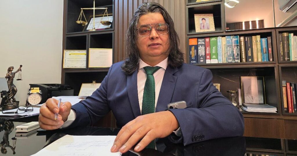 Neste Mês dos Advogados, nada mais justo do que destacar o Dr. Antônio Roberto Soares, grande referência na advocacia criminal de nossa cidade. Profissional extremamente capacitado, respeitado e reconhecido por sua trajetória no cenário jurídico francano, Dr. Antônio construiu uma carreira marcada pela competência, dedicação e seriedade. Um nome que merece, sempre, o nosso reconhecimento e destaque!