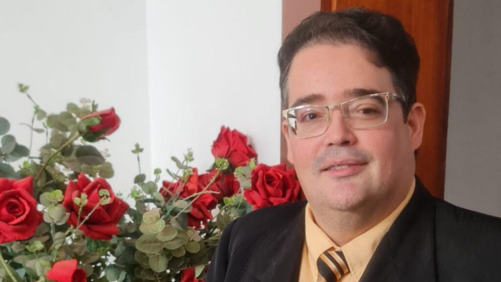 Entre os grandes nomes da área jurídica de nossa cidade, merece especial destaque o Dr. José Mauro Paulino. Procurador Municipal de reconhecida competência, construiu uma trajetória marcada pela ética, pelo conhecimento jurídico e pelo compromisso com o interesse público. Profissional respeitado e cidadão exemplar, exerce sua missão com dedicação, equilíbrio e elevado senso de responsabilidade, conquistando a admiração de colegas e da comunidade. É, sem dúvida, uma justa homenagem destacar por aqui este prestante cidadão, que tanto engrandece a advocacia pública e a nossa cidade.