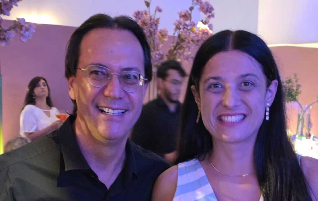 Alegria imensa fazer este registro especial do querido casal, Dr. José Reinaldo de Paula Tasso, um dos nomes de maior destaque da medicina oncológica de nossa cidade, profissional respeitado por sua competência, dedicação e humanismo, e sua querida esposa Paula, companheira de todos os momentos. Uma união marcada pelo carinho, cumplicidade e parceria, mostrando que, ao lado de um grande profissional, existe também uma grande companheira, sempre presente em cada conquista e em cada desafio. Um casal que admiramos e temos enorme carinho!